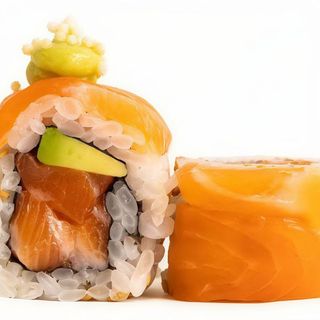 Roll de Salmón con crema de aguacate