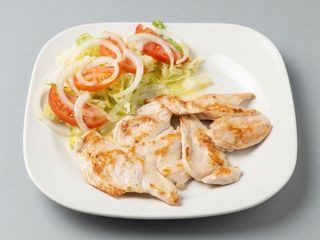 Pechugas De Pollo Con Ensalada