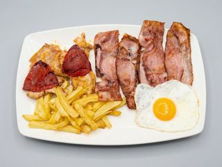 Lomo De Cerdo Con Huevo Y Bacon