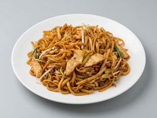 tallarines fritos con pollo