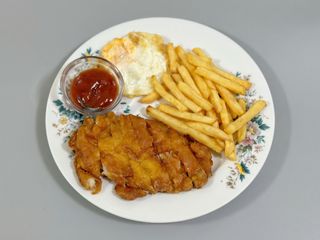 Patatas Fritas, Filete de Pollo y Huevo Frito
