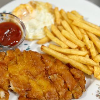 Patatas Fritas, Filete de Pollo y Huevo Frito