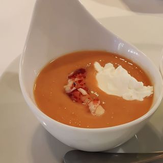 Salmorejo En Crema Con Virutas De Jamón Y Huevo