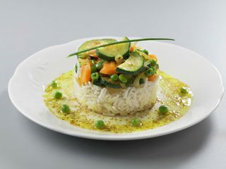 Timbal de arroz con verdura salteados