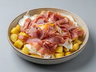 Huevo roto con jamón