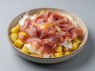 Huevo roto con jamón