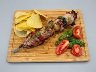 Brochetas de solomillo de cerdo  con patatas fritas 