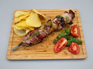 Brochetas de solomillo de cerdo  con patatas fritas 