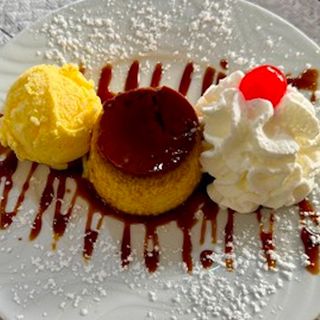 Flan de Huevo con Nata y helado de Vainilla
