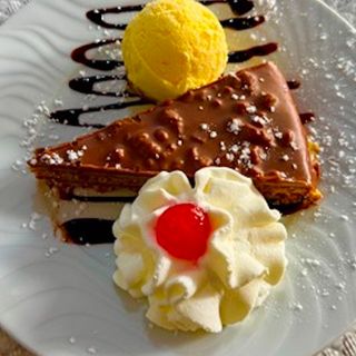 Tarta de Chocolate con Avellanas  y Helado Vainilla
