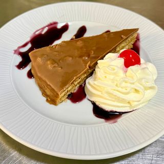 Tarta de Chocolate con Avellanas y nata
