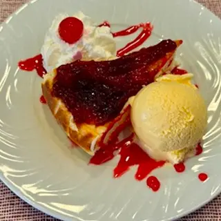 Tarta de Queso con franbuesa, Nata y Helado de Vainilla