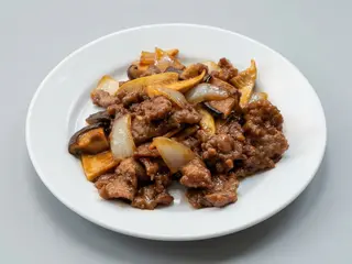 Ternera con bambú y setas chinas
