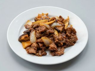 Ternera con bambú y setas chinas