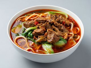 Sopa de fideo china con ternera picante