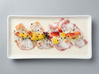 178. Sashimi tropical con salsa de leche
