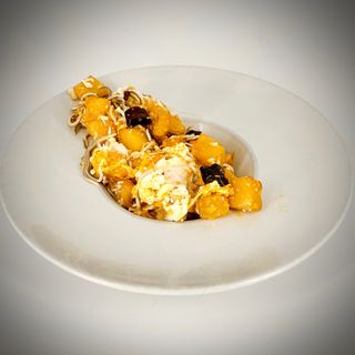 Huevos Rotos con Gulas al Ajillo