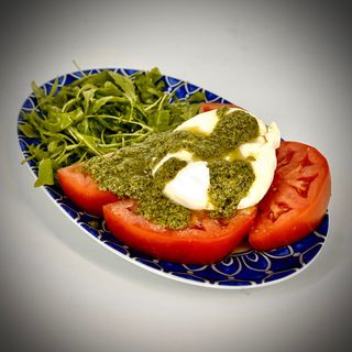 Ensalada de Tomate con Burrata, Pesto de Anacardo y Albahaca