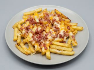 Patatas Fritas Con Queso y bacon