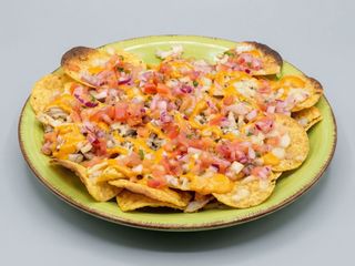Nachos de maíz  con chicharrón de Cádiz y queso de cabra payoya