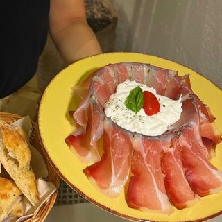 Stracciatella con speck acompañada de focaccia