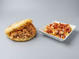 Combo arepa con salchipapas