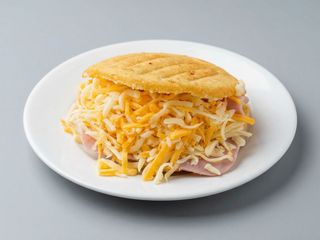 Combo arepa con patatas criollo
