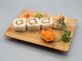 California de Gambas tempura aguacate 4p