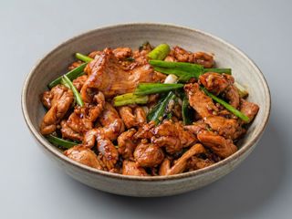 Pollo a la plancha con salsa de sha-cha