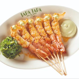 Brochetas de langostinos