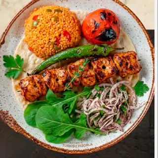 Plato de Tavuk Sis Kebab