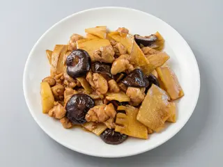 Pollo Con Bambú Y Setas Chinas