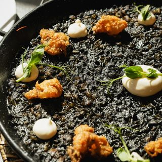 Fideuá "negra" con chopitos y ali oli