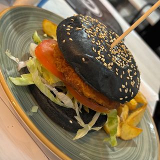 Burger de pollo rebozado (pan negro)