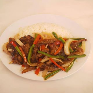 Wok mixto verduras, pollo y ternera con salsa de soja y arroz