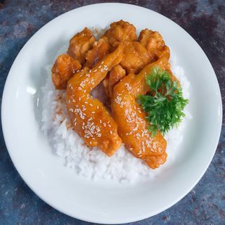 Pollo frito crujiente a la japonesa con alitas y sésamo con arroz