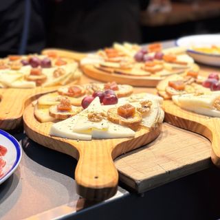 Tabla De Quesos Variados Con Membrillo & Nueces