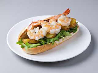 Bocadillo Gambas con Ensalada y Patatas: