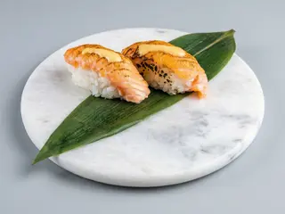 302.- Sushi Salmón Flameado
