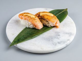 302.- Sushi Salmón Flameado