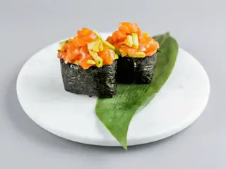 406.- Gunkan Salmón Con Aguacate Spicy
