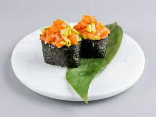 406.- Gunkan Salmón Con Aguacate Spicy