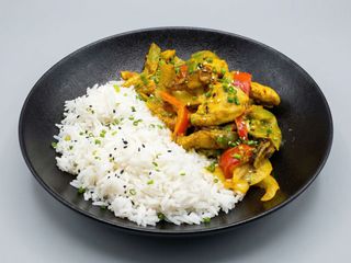 Curry al estilo thai de verduras de temporada
