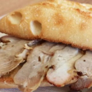 Bocadillo, carne mechada con mayonesa