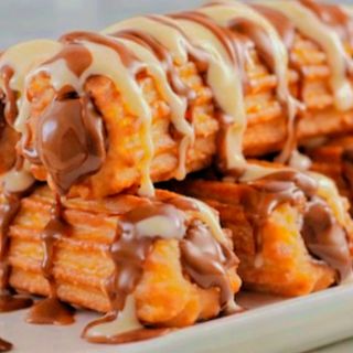 Churros rellenos de nutella, bañado con chocolate blanco 4 unidades
