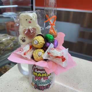 Taza sublimada día de la madre con chocolates variados