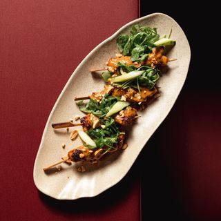 Satay de pollo con salsa de cacahuete