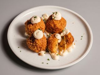 Croquetas de pollo al curry rojo