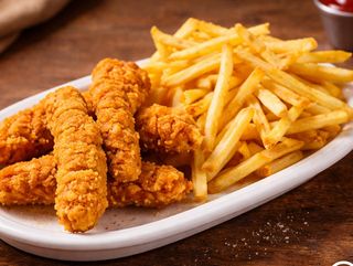 Finguers de pollo con  patatas fritas