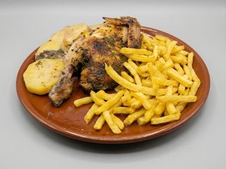 Medio pollo asado pan, bebida y postre